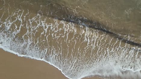 Antena-Arriba-Hacia-Abajo-Sobre-La-Playa-En-Cornwall-Con-Olas-Del-Océano-En-Cámara-Lenta