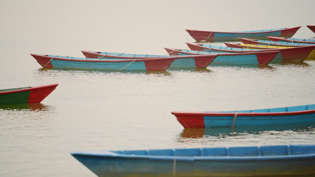 네팔의 포카라에 있는 페와 호수 (phewa lake) 에서 해가 지는 순간, 아름다운 페와 호수는 화려한 관광 보트 여행으로 가게 찍힌다.