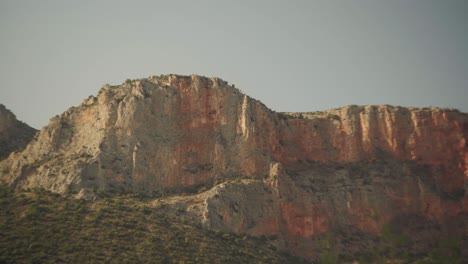impresionantes acantilados de leonidio con épicas rocas expuestas y la luz de la hora de oro proyectada a través de la piedra