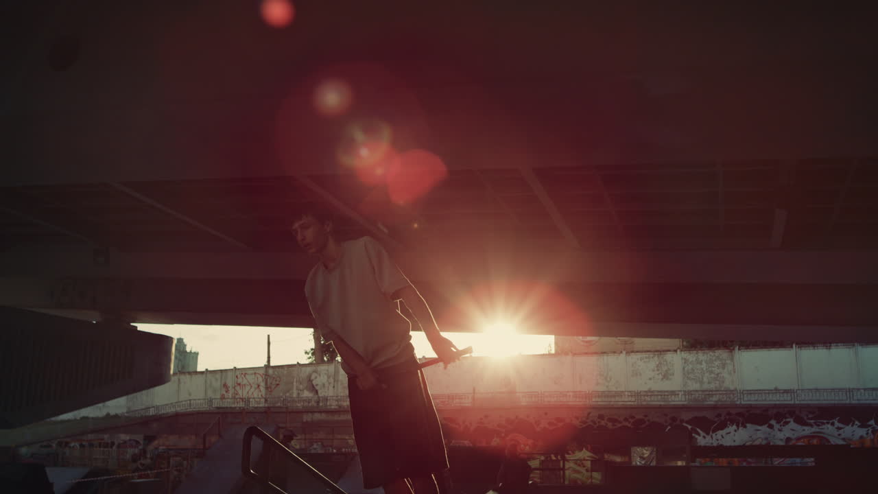 atleta deportivo preparando la competencia en los rayos de sol en el parque urbano de miedo.