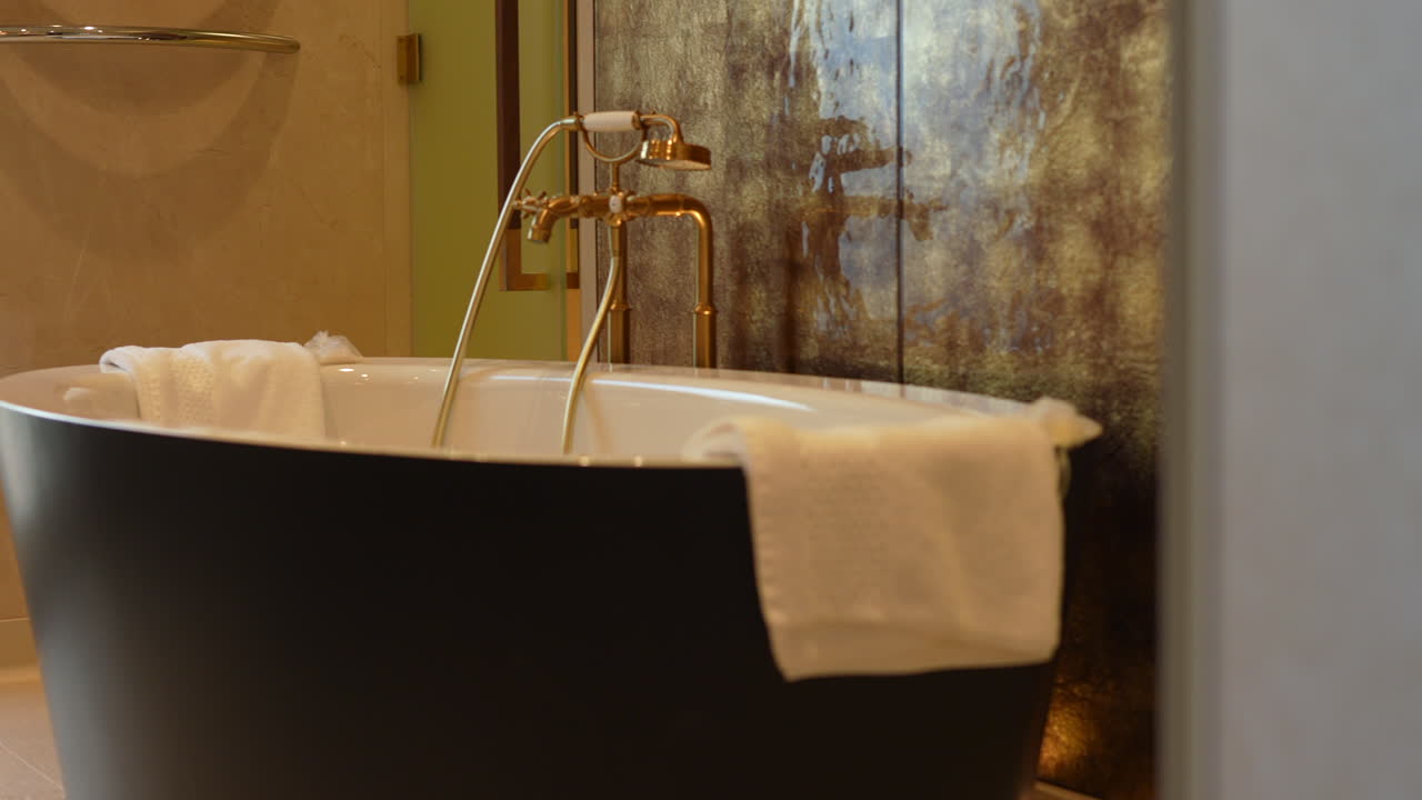 ванна в туалете замедленная съемка