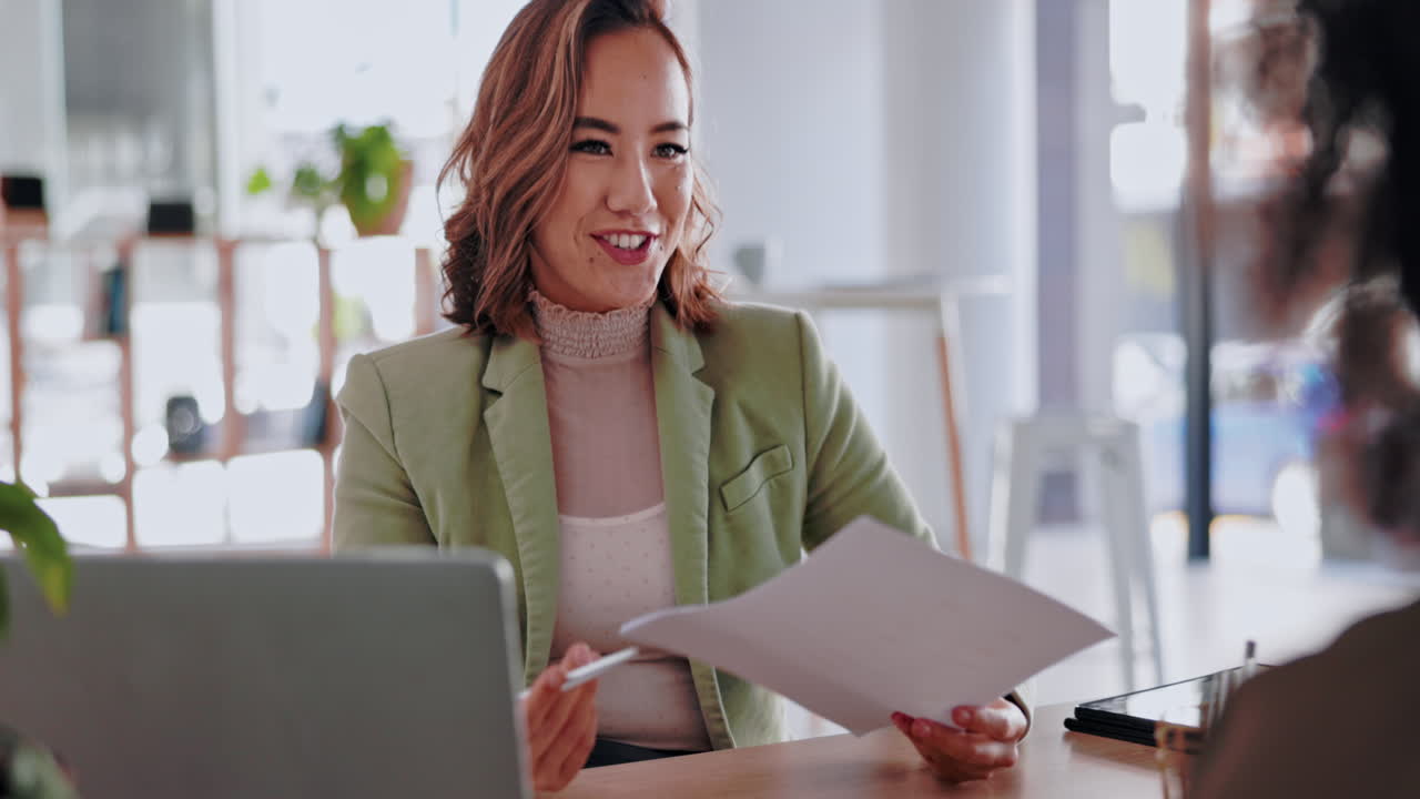 mujer de negocios, entrevista y contratación en reunión