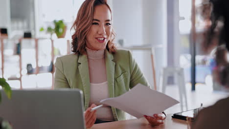 mujer de negocios, entrevista y contratación en reunión