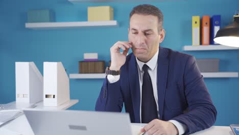 hombre de negocios estresado por los trabajos en un estado de ánimo abrumado en la oficina.