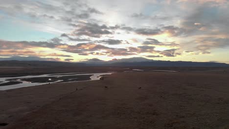 paso elevado lento sobre el campo de islandia