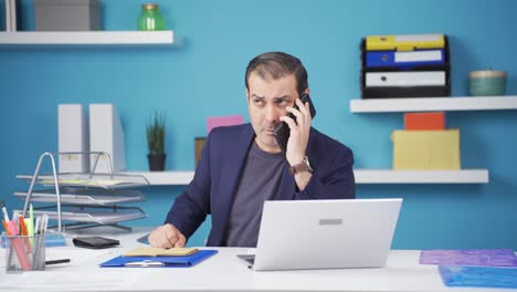 Empresario-Recibiendo-Malas-Noticias-Por-Teléfono.