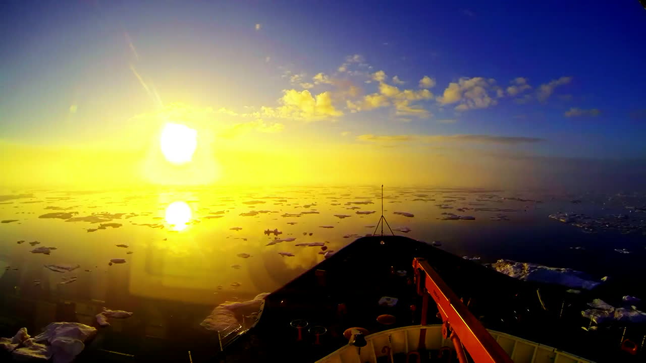 북극을 통과하는 쇄빙선의 뱃머리에서 저속 촬영