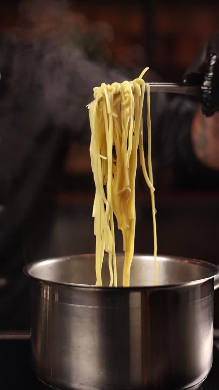 chef cocinando pasta