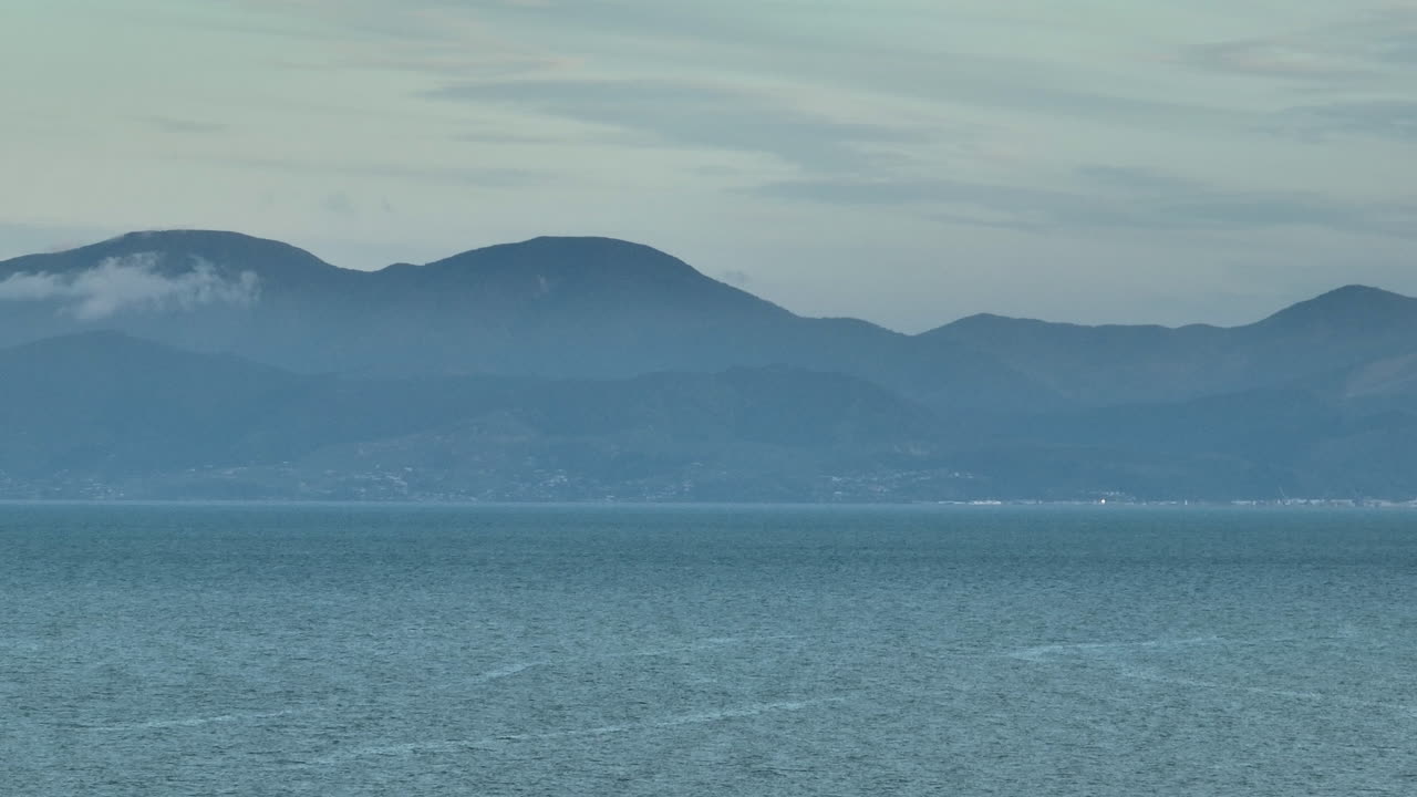태즈만 만 해상에서 촬영된 드론, 멀리 넬슨시티, 뉴질랜드