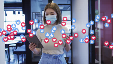 animación de iconos de los medios sobre una mujer de negocios asiática que usa una máscara facial y usa una tableta