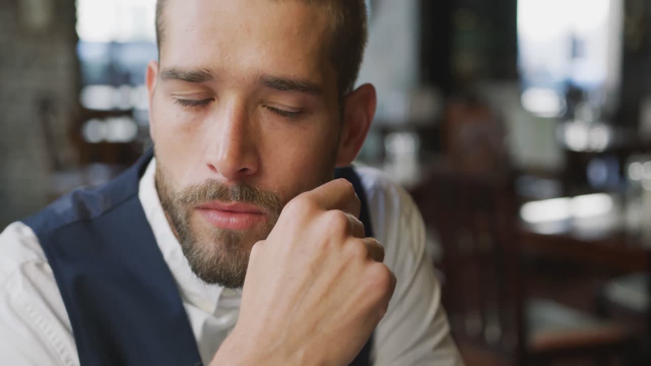 joven profesional en una cafetería