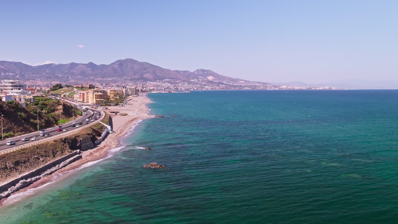 vista aérea de la ciudad costera de fuengirola, españa