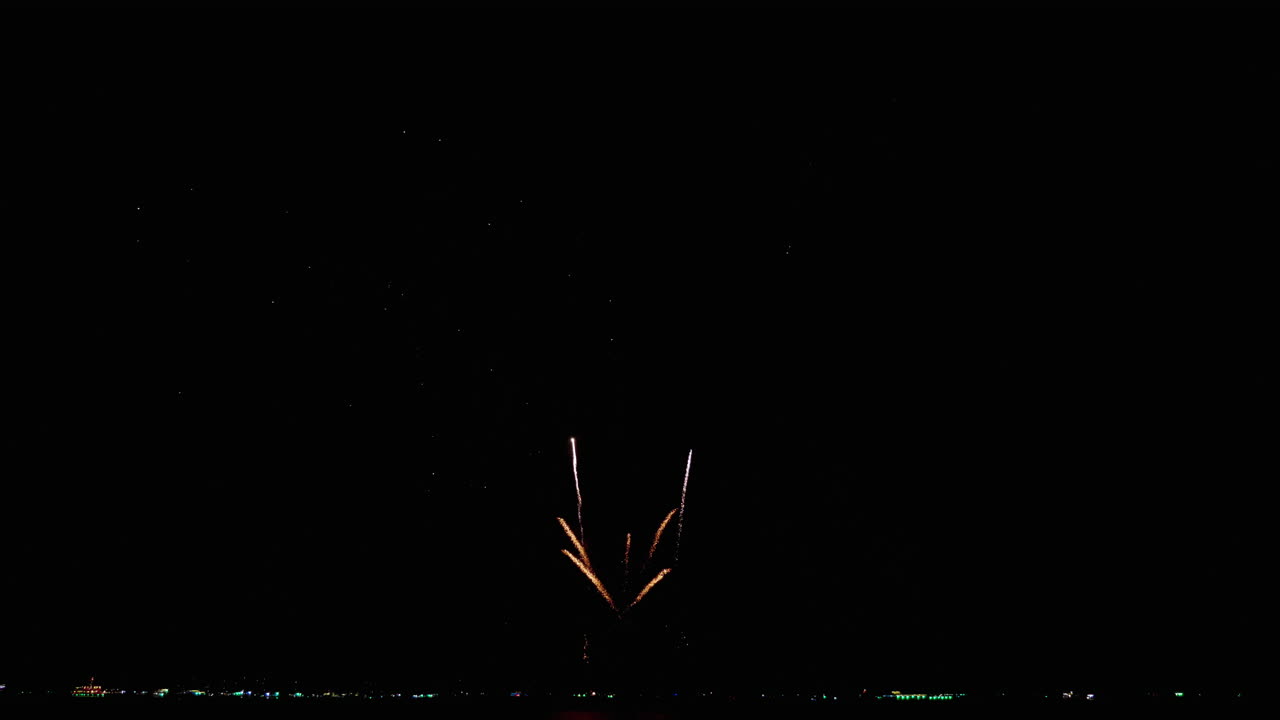 exhibición pirotécnica sincronizada durante el festival internacional de fuegos artificiales de pattaya 2023, en la provincia de chonburi en tailandia