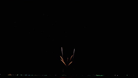 exhibición pirotécnica sincronizada durante el festival internacional de fuegos artificiales de pattaya 2023, en la provincia de chonburi en tailandia