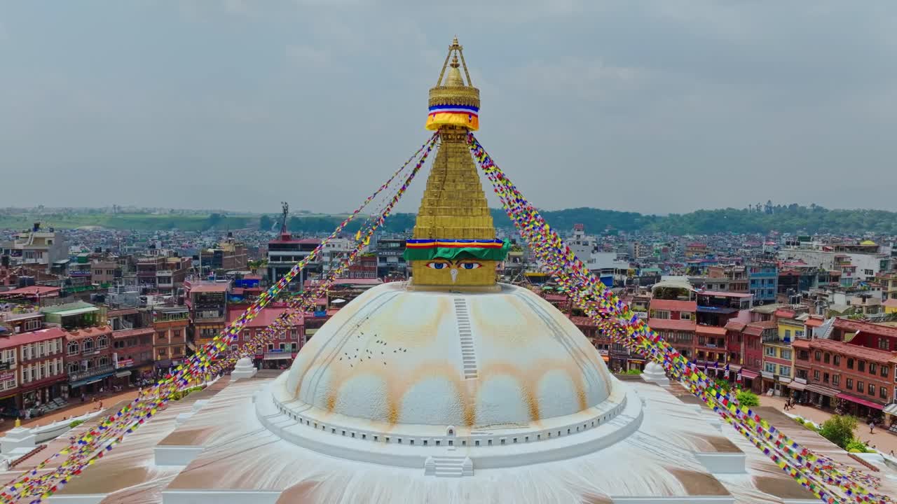 Veduta aerea verso la Piramide d'Oro e gli Occhi della Stupa di Boudhanath a Kathmandu, Nepal, Asia meridionale