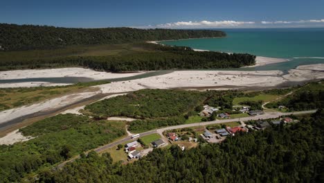 Pintoresco-Y-Salvaje-Paisaje-Aéreo-Del-Asentamiento-De-Bruce-Bay-En-La-Costa-Y-El-Delta-Del-Río-De-Nueva-Zelanda