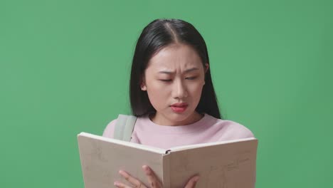 책을 읽는 여자, 걱정스러운 표정