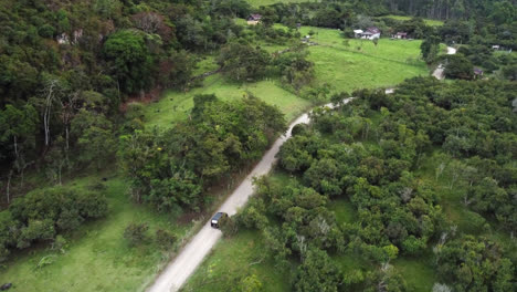 vista aerea de selva y seguimiento de carro