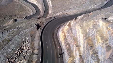 Drone-Volando-Sobre-La-Carretera-De-La-Montaña-Del-Desierto-En-La-Montaña-Jebel-Jais-En-Los-Emiratos-árabes-Unidos---Toma-Aérea