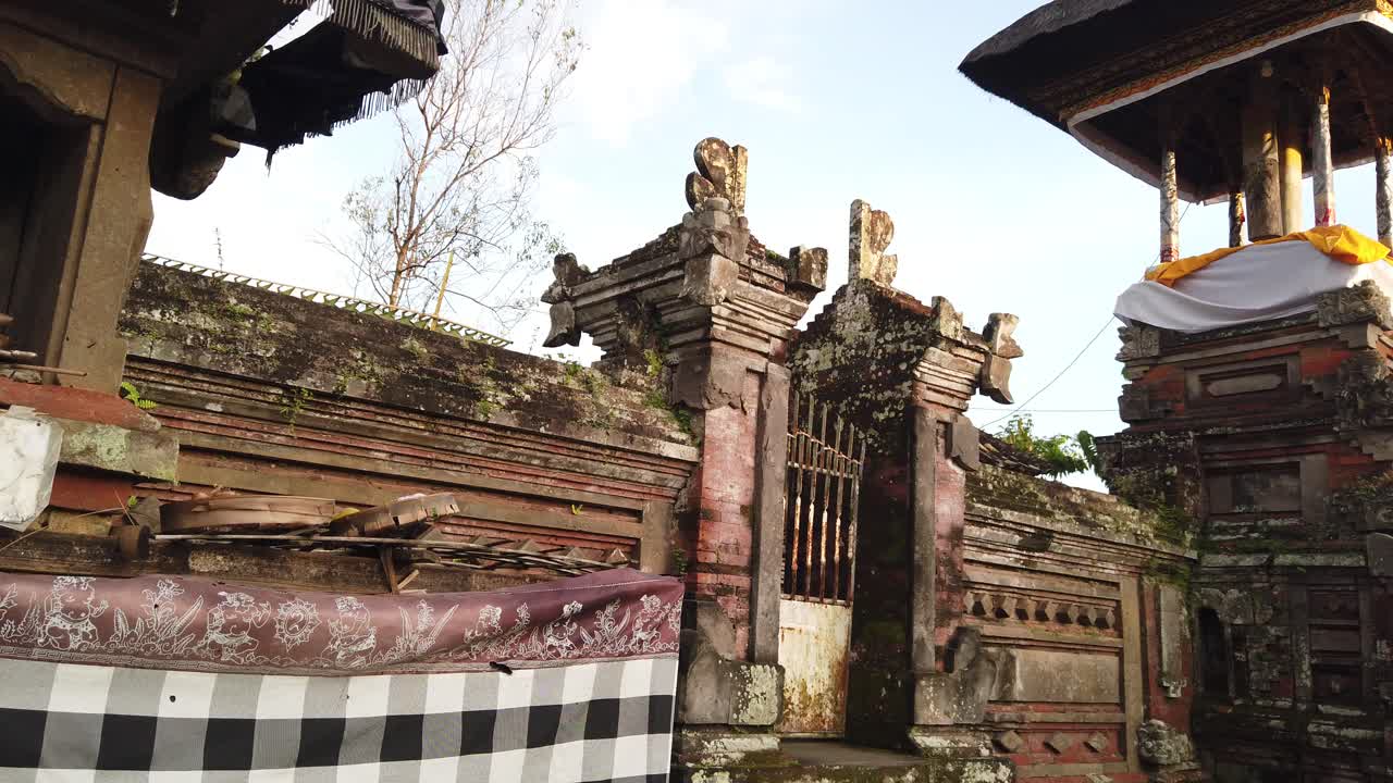 templo balinés en blahbatuh, arquitectura antigua tradicional de bali, entrada hindú al lugar religioso y de culto, estilo antiguo, indonesia, sudeste asiático