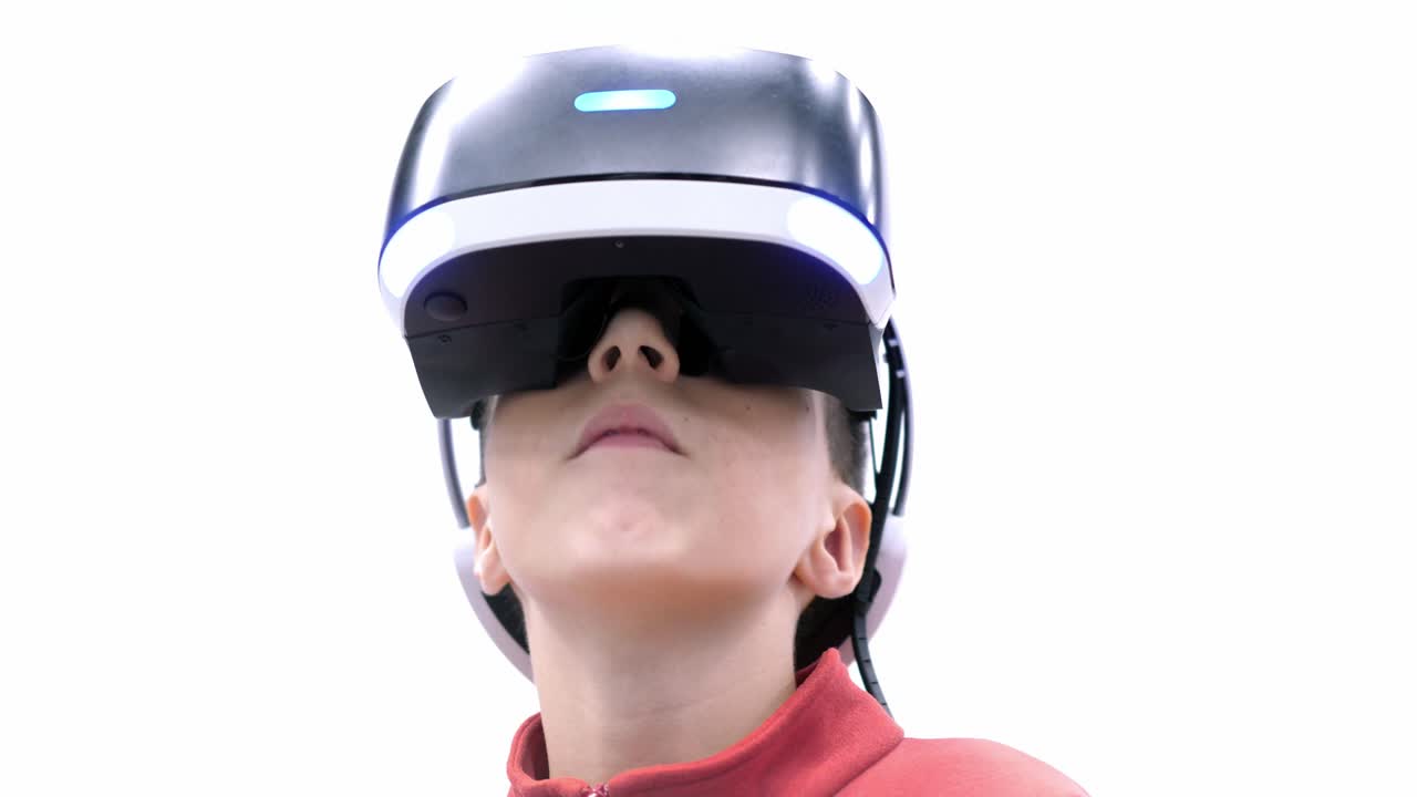 vr 헤드을 착용한 소년