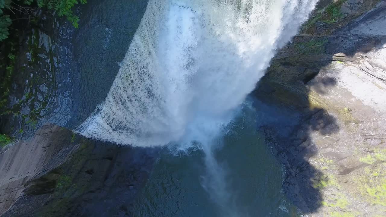 뉴욕의 ulysses 마을에 위치한 cayuga lake로 이어지는 rocky mountains 동쪽에서 가장 높은 단일 방울 폭포인 taughannock falls의 4k 드론 입니다.