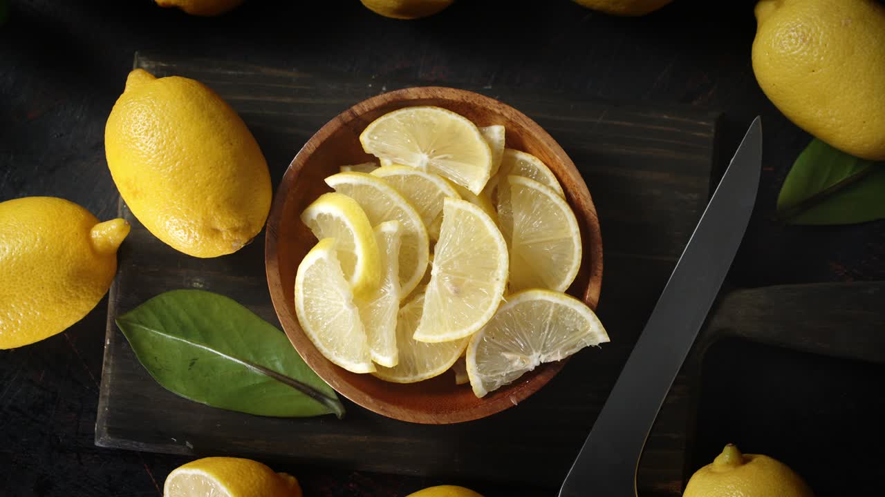 접시 위에 개진 신선한 레몬이 천천히 회전합니다.