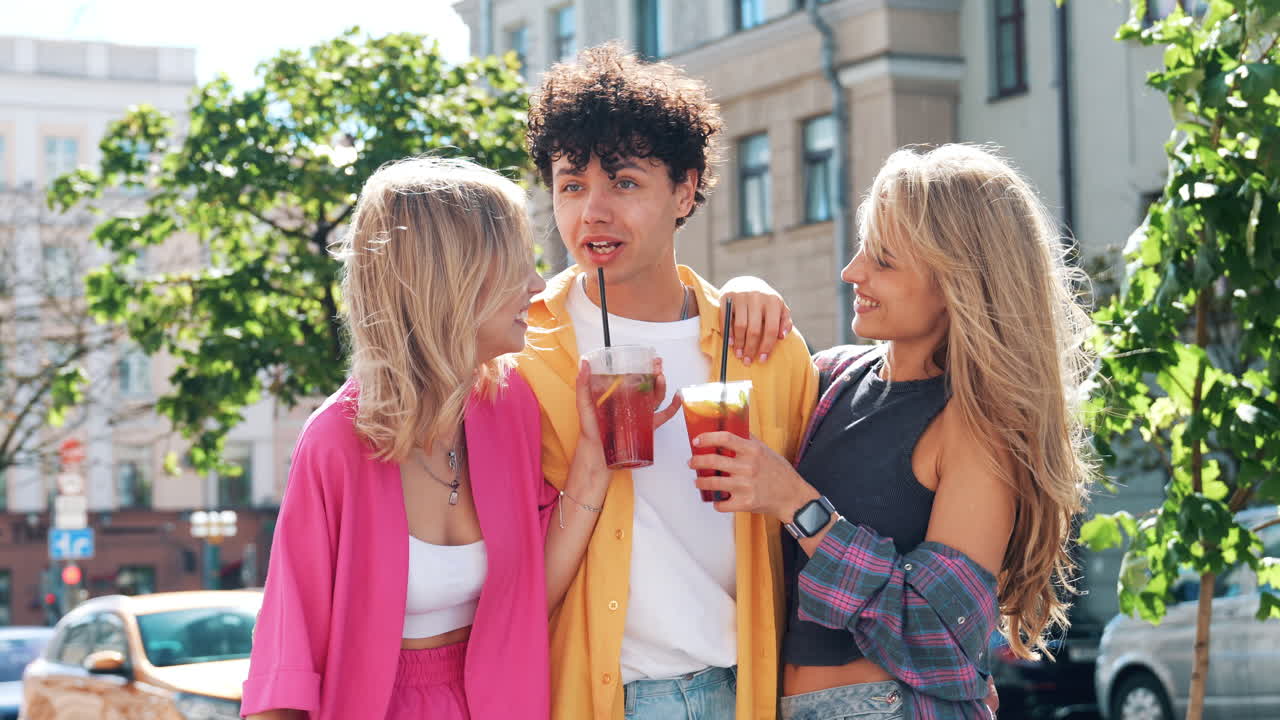 amigos disfrutando de bebidas en una calle de la ciudad