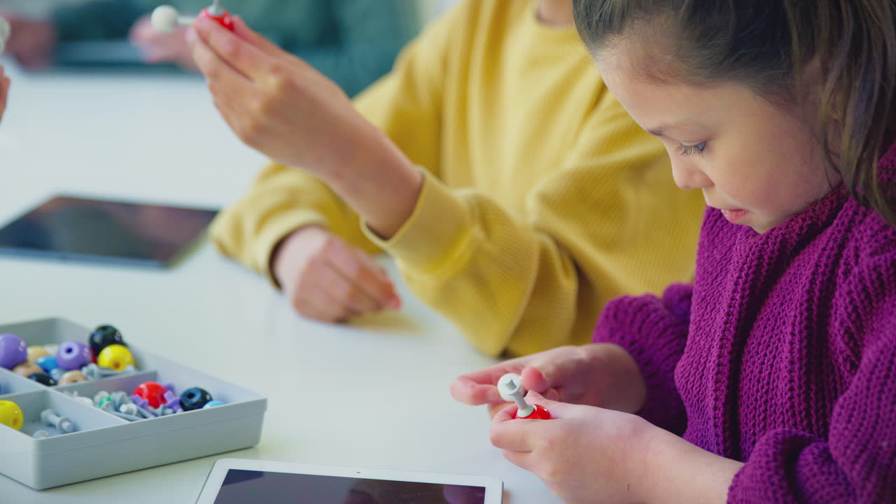 estudiantes multiculturales con profesores en el aula estudiando el modelo molecular en la clase de ciencias