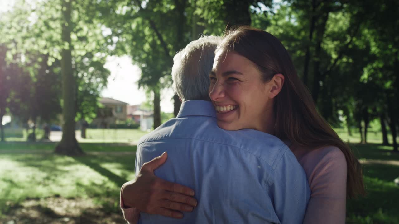 행복한 손녀의 영화적인 은 은 날에 푸른 공원에서 사랑과 존경의 표시로 할아버지에게 감성적인 포옹을 하고 있습니다. 인생의 개념, 할아버지가, 세대, 사랑, 보살, 가족.