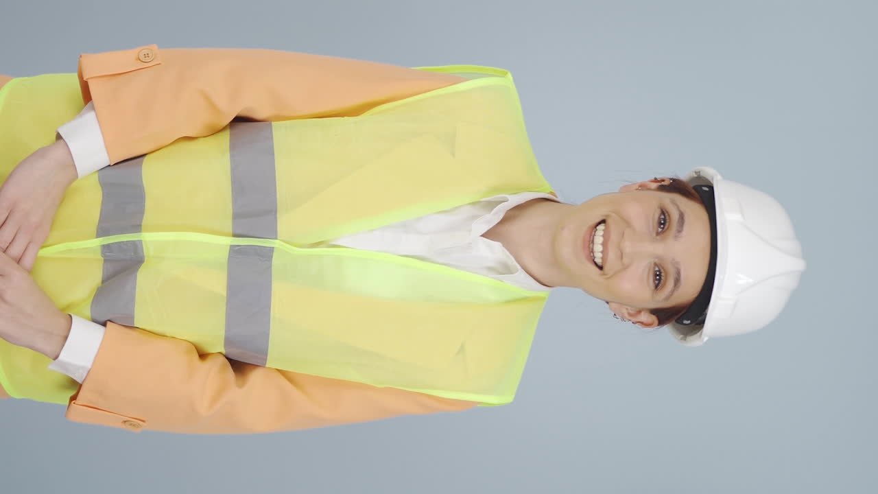 video vertical del ingeniero asintiendo a la cámara.