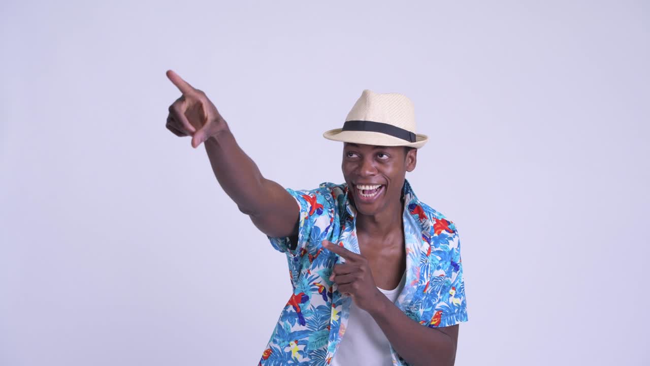 Giovane e affascinante turista africano pronto per le vacanze