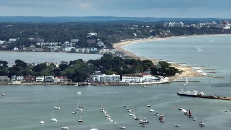 Vista-Aérea-De-Bancos-De-Arena-Y-Ferry-A-La-Entrada-Del-Puerto-De-Poole,-Dorset,-Reino-Unido