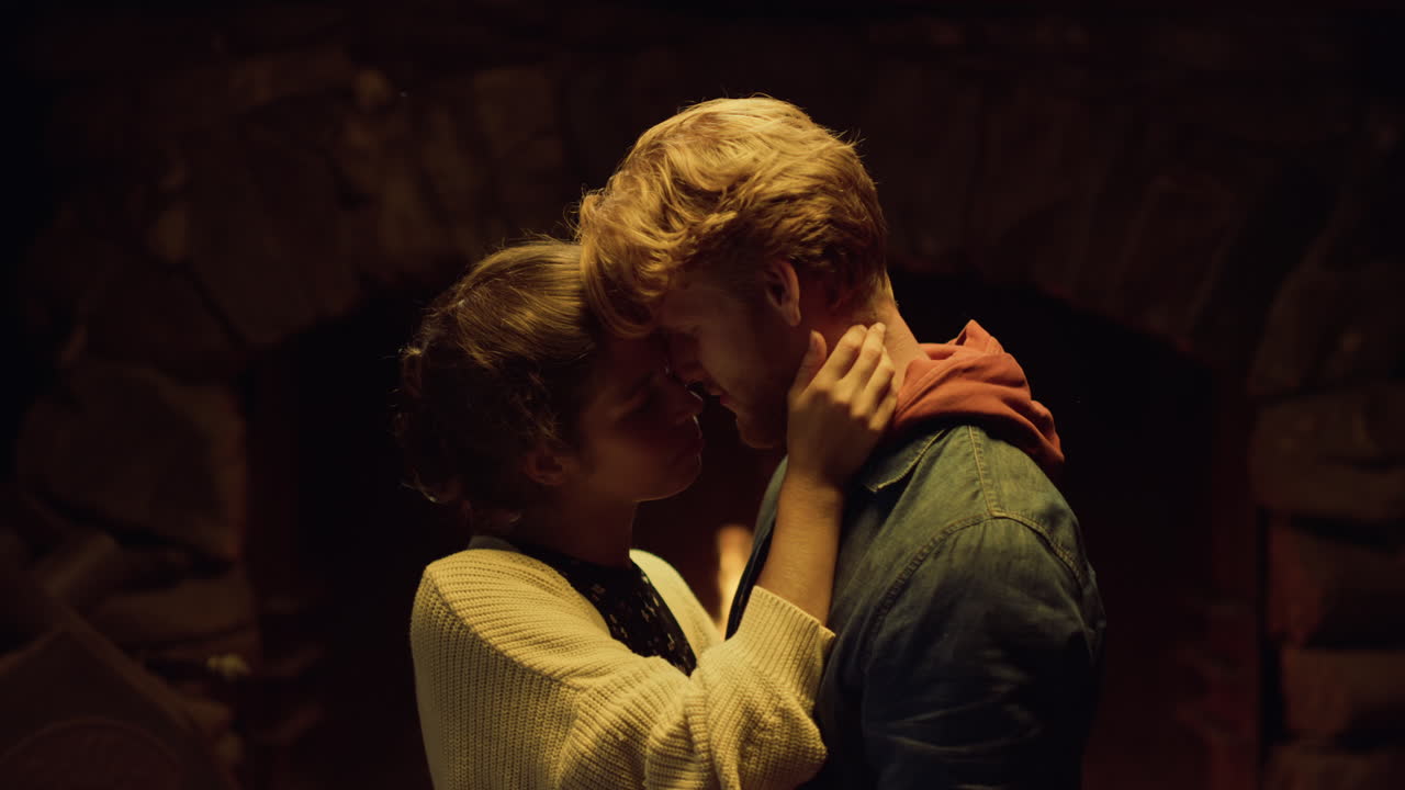 Primo piano di amanti che ballano, trascorrono una serata romantica. La coppia si abbraccia in una danza d'amore.