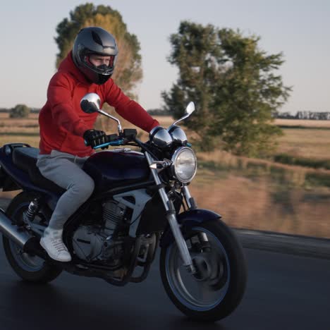 un joven en moto recorre los pintorescos campos