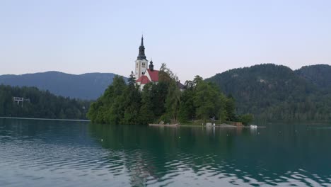 Lago-Sangrado-Amanecer-Eslovenia-Iglesia-Drone-Isla-Viaje-Eurpoe-Drone-Aéreo