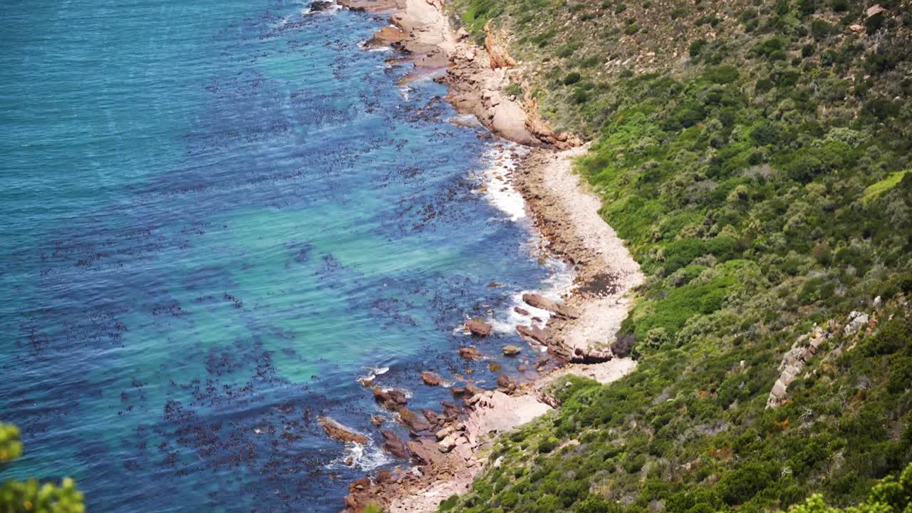 Güney Afrika, Cape Town'daki Cape Point'ten berrak mavi okyanus manzarası.