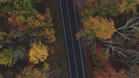 Drohne,-Die-Im-Herbst-über-Die-Zweispurige-Autobahn-In-Neuengland-Fliegt,-Mit-Blättern,-Die-Ihre-Farben-ändern-3