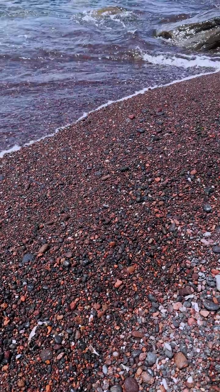 Praia vulcânica vermelha em Akrotiri, Santorini