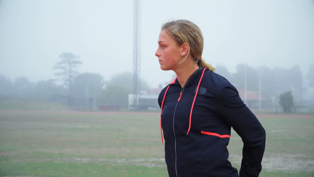 4km 달리기 트랙 에서 운동 하는 여자 운동 선수