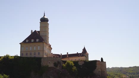 Tiro-De-Paso-Sobre-El-Castillo-En-Lo-Alto-De-Una-Colina-En-La-Región-De-Wachau-En-Austria