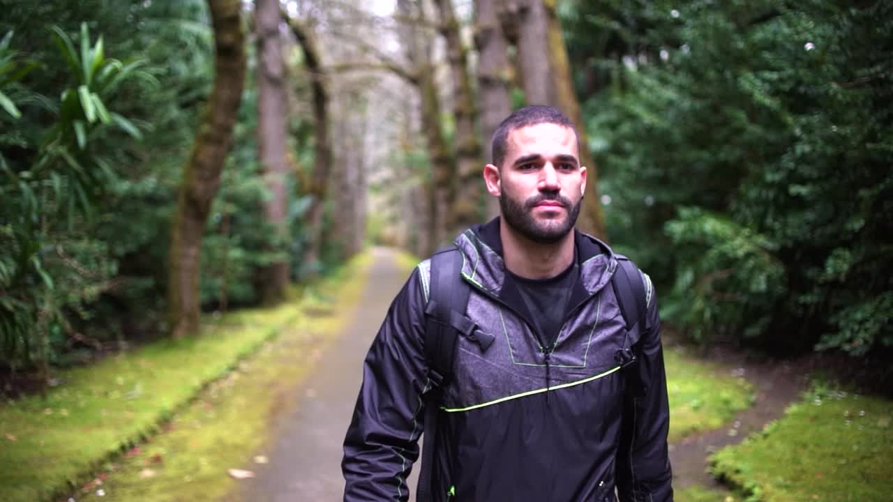 deportista retrovisor caminando por un sendero a través de las montañas caminando por senderos fangosos después de la lluvia en medio de la naturaleza en medio del bosque y la jungla