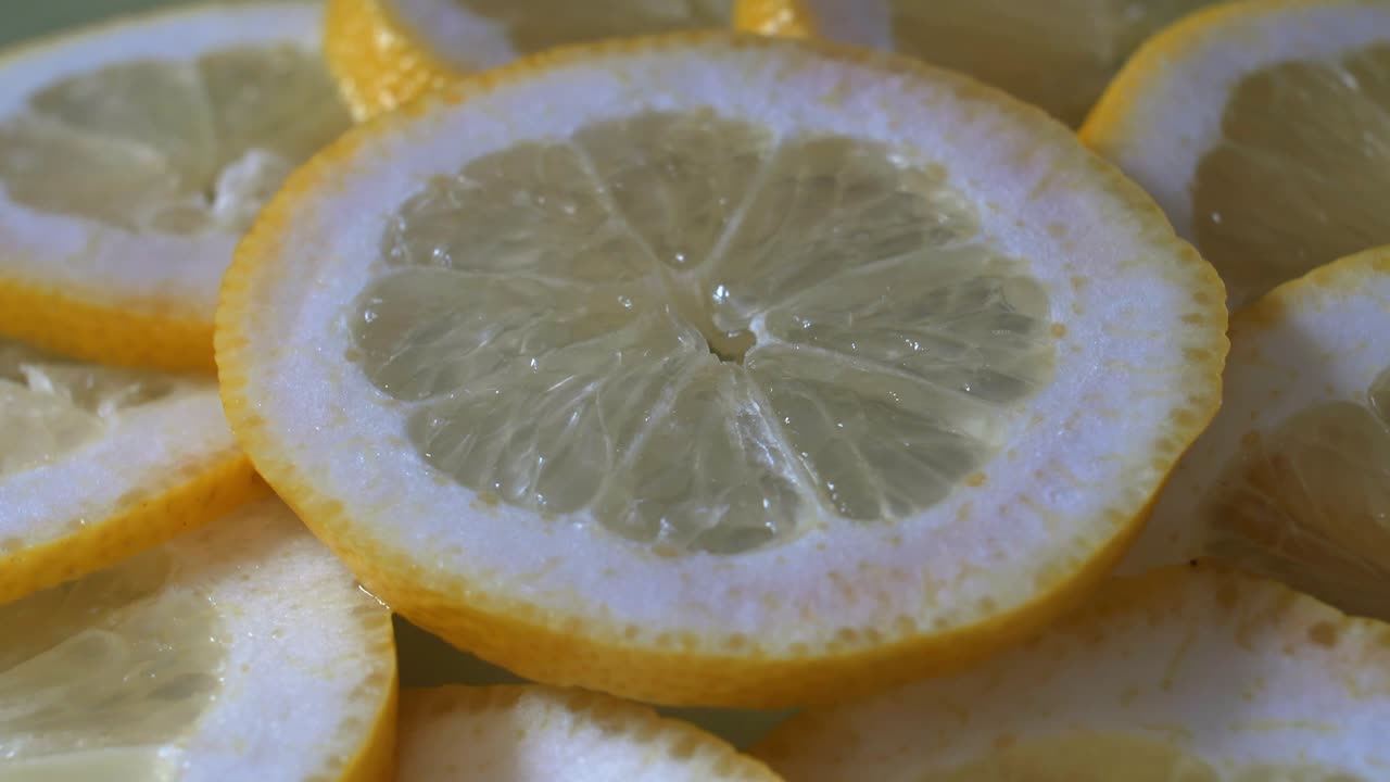 las rebanadas de frutas de limón girando