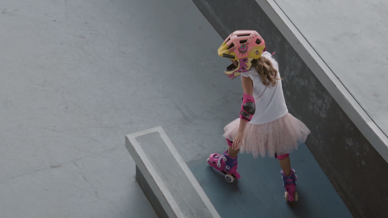 스케이트파크에서 롤러스케이딩을 하는 십대 소녀