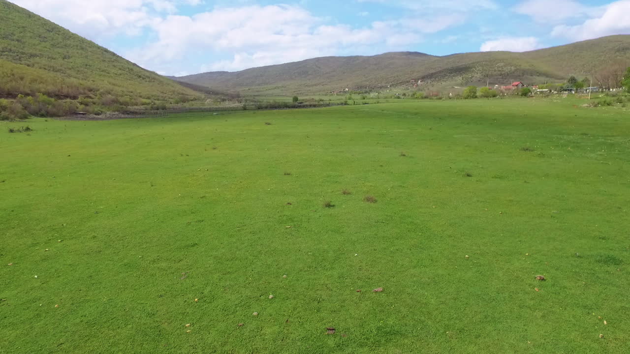 drone volador de bajo nivel en campo. 50 fps
