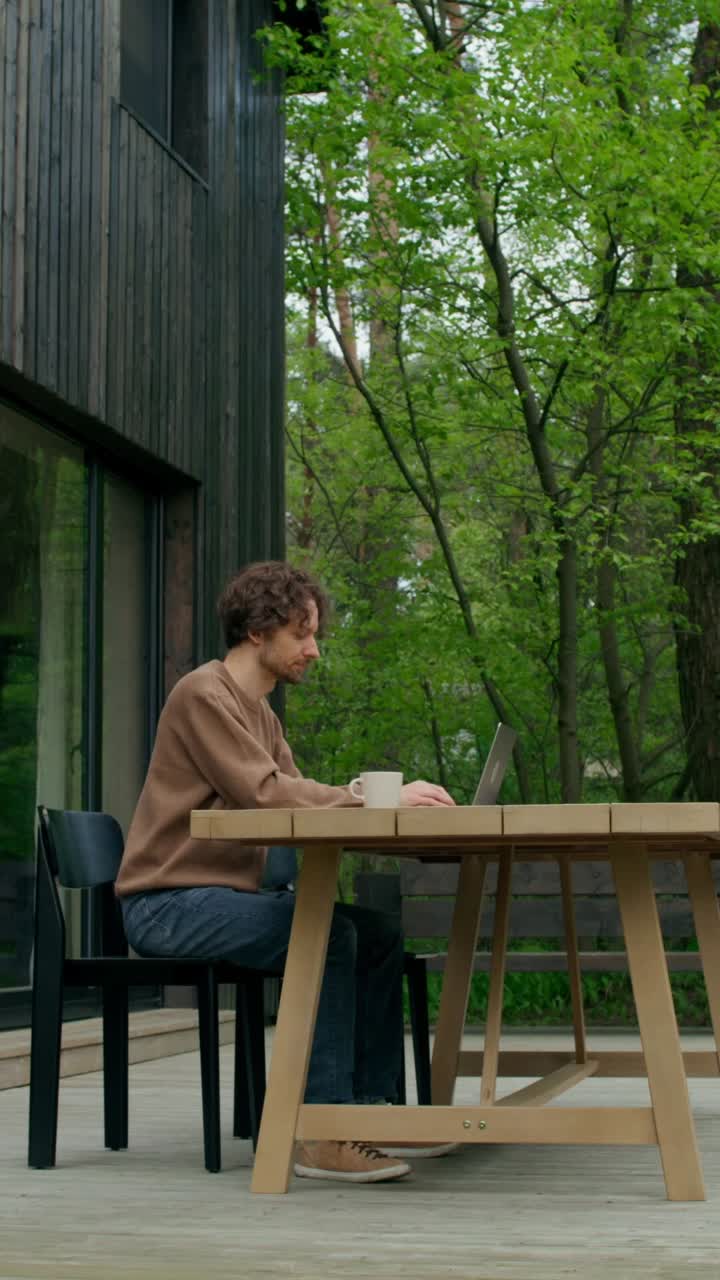 hombre trabajando al aire libre en una computadora portátil