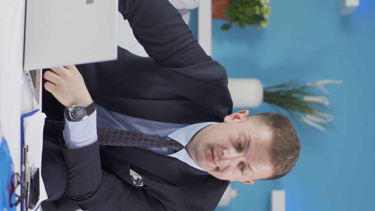 홈 오피스 근로자의 수직 비디오 남자는 혐오감을 느 ⁇ 다.