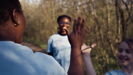 Die-Teamleiterin-Gibt-Ihren-Freiwilligen-Helfern-Nach-Der-Müllbeseitigung-Ein-High-Five