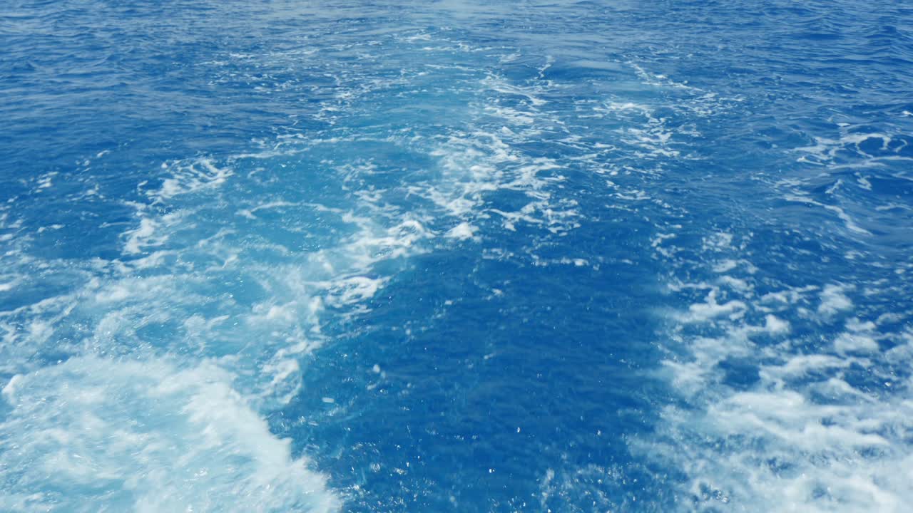 ボートの後ろで泡立つ水