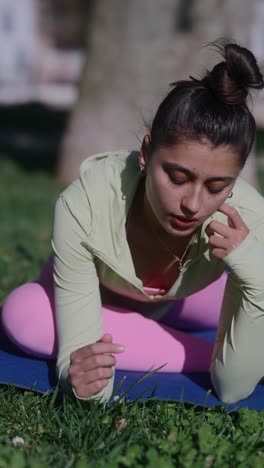 mujer practicando yoga al aire libre